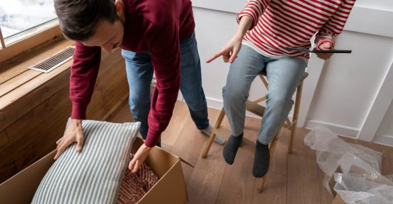 Protezione di un mobile con materiali da imballaggio